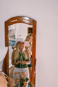 zwei Mädchen stehen vor einem Spiegel in der Unterkunft Mellow Hostel Sri Lanka in Ahangama