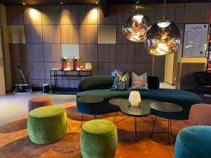 ストックホルムにあるProfilHotels Nackaのリビングルーム(ソファ、テーブル、照明付)