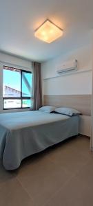 een slaapkamer met een groot bed en een raam bij Maui Beach Residence, 3 quartos, Tamandaré PE in Tamandaré +66 foto's