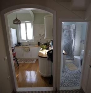 una cocina con lavabo y ducha. en Old Town House at Lefkada city, en Lefkada