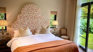 Łóżko lub łóżka w pokoju w obiekcie Marlfield House Hotel Relais et Chateaux