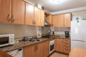 A kitchen or kitchenette at Casa Rural La Indiana I y II