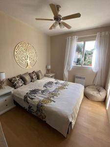 a bedroom with a bed and a ceiling fan at Sublime Maison Proche Mer Avec Piscine in Sanary-sur-Mer