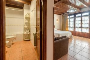 A bathroom at Casa Rural La Indiana I y II