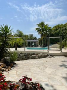 una casa con piscina in un cortile di U0616 - Magnifique villa avec piscine proche Nice, Cannes a Roquefort-les-Pins