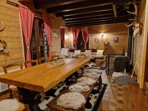 a dining room with a wooden table and chairs at Le Haut de Sauté / Au pieds des pistes, Sauna et vue Imprenable sur les montagnes ! in Bussang