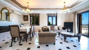 Χώρος καθιστικού στο Iro Royal Villa by PosarelliVillas