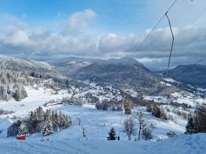 Les Randogodilleurs avec Jacuzzi à 2kms des pistes et 350m du Théatre du Peuple ! v zime