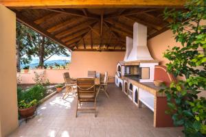 Η κουζίνα ή μικρή κουζίνα στο Iro Royal Villa by PosarelliVillas