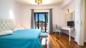 Ένα ή περισσότερα κρεβάτια σε δωμάτιο στο Iro Royal Villa by PosarelliVillas +50 φωτογραφίες