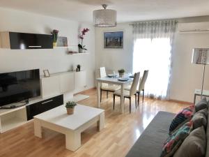 sala de estar con sofá y mesa en Apartamento Ramon Pignatelli, en Zaragoza