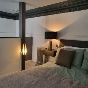 a bedroom with a bed and a desk with a lamp at 21 Mini Loft Apartment - Great Location - Comfy King Size Bed in Brighton & Hove