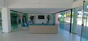 een lobby met een blauwe bank in een gebouw bij Maui Beach Residence, 3 quartos, Tamandaré PE in Tamandaré