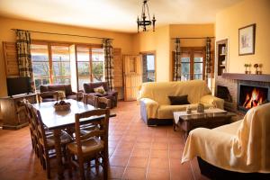 - un salon avec un canapé et une cheminée dans l'établissement Cortijo Puerta Casas Rurales, à Órgiva