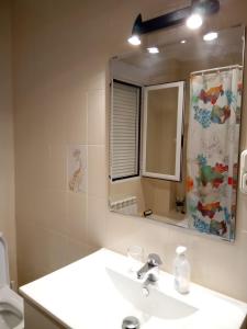 La salle de bains est pourvue d'un lavabo et d'un miroir. dans l'établissement La Fuente de la Covatilla, à La Hoya