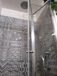 um chuveiro numa casa de banho com uma porta de vidro em Nel Bel Mezzo di Pisa em Pisa