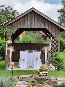 una recepción de boda en un pabellón de madera con una mesa en Restaurant Hotel Schrott en Kaibing