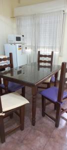 mesa de comedor con sillas y microondas en Urquiza 575, en Concepción del Uruguay
