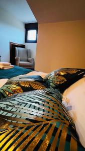 - une chambre avec un lit doté d'un oreiller et d'une chaise dans l'établissement Casa Simona, à Villaviciosa