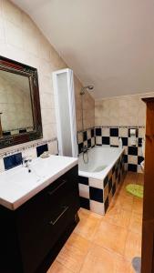 La salle de bains est pourvue d'une baignoire, d'un lavabo et d'un miroir. dans l'établissement Casa Simona, à Villaviciosa