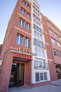 un edificio con un cartel que lee hotel de la ciudad en Hotel CITY Sandanski en Sandanski