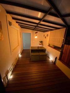 une pièce avec un parquet et une table dans l'établissement Apartma Sova Koper, à Koper