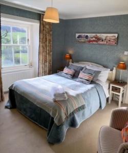 sypialnia z dużym łóżkiem i oknem w obiekcie River View Knockraich Farm w mieście Fintry