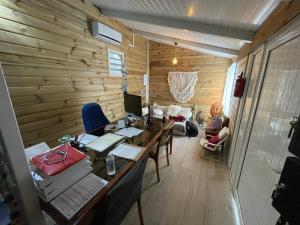 a woman sitting at a desk in a room at Petit coin de paradis à 5 min Baie Orientale, Idolem résidence unité 7bis - 57 Rue du Mont Vernon 1 in Cul de Sac