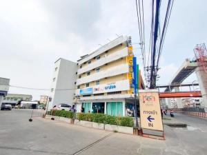 a large building with a sign in front of it at Bed By Cruise Hotel At Samakkhi-Tivanont in Nonthaburi