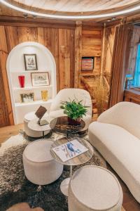 een woonkamer met 2 stoelen en een tafel bij Hôtel Chalet Mounier in Les Deux Alpes