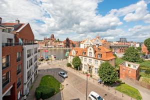 widok na miasto z rzeką i budynki w obiekcie Szafarnia DeLuxe Apartment Apartinfo w Gdańsku