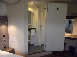 Ванная комната в Fasthotel Le Mans