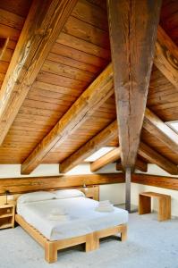 um quarto com uma cama e um tecto de madeira em Case Verdi em Bardonecchia