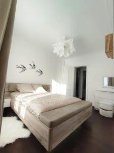 Un pat sau paturi într-o cameră la Appartement proche Paris/Métro