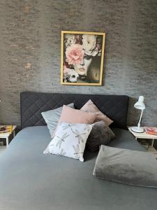 een slaapkamer met een bed met kussens erop bij Quartier Lookvenne Wohnung 1 in Emden
