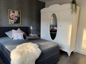 een slaapkamer met een blauw bed met een witte oppervlakte bij Quartier Lookvenne Wohnung 1 in Emden