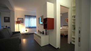 un soggiorno con divano e una camera con letto di Mi Tierra Luxury Apartments a Palermo