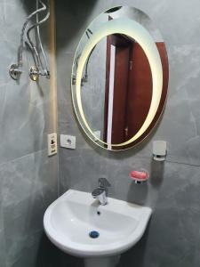 uma casa de banho com um lavatório branco e um espelho. em شاليه للايجار اليومى بورتو سعيد em Port Said