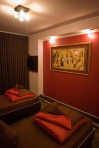 um quarto com duas camas e um quadro na parede em HOTEL DECENTRIA em Timisoara