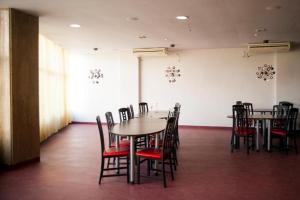 HOTEL DECENTRIA في تيميشوارا: غرفة طعام مع طاولات وكراسي في غرفة