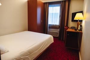 Cama ou camas em um quarto em Hôtel Astoria