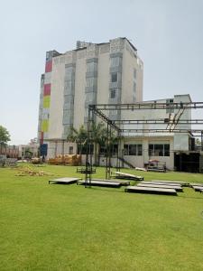 un gran edificio con un parque enfrente en Hotel 5 Flowers Ananta Elite en Kota