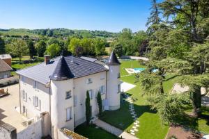 una vista aérea de una casa con patio en Château Coraline, 