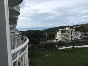 uma vista a partir de uma varanda de um edifício em Condo with Free Swimming Pool & Viewing Deck em Tagaytay