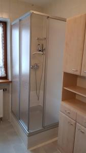 y baño con ducha y puerta de cristal. en Ferienwohnung Moosegger, en Bad Feilnbach