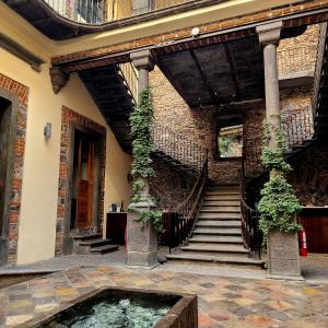 un edificio con una piscina de agua y escaleras en Milo Collection Hotel, en Puebla