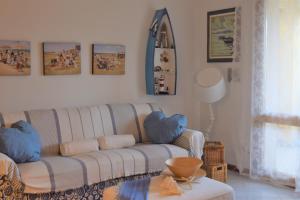 格拉多的住宿－Calilla Home - appartamento Maestrale，客厅配有沙发和桌子