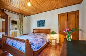 ein Schlafzimmer mit einem Bett und einer Vase aus Blumen in der Unterkunft La Chicca del Lago di Como-a due passi da Varenna in Lierna