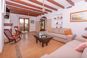 ein Wohnzimmer mit einem Sofa und einem Tisch in der Unterkunft Villa PARADISE in Palma de Mallorca