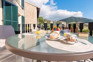 einen Glastisch mit Essen auf dem Balkon in der Unterkunft Villa PARADISE in Palma de Mallorca
